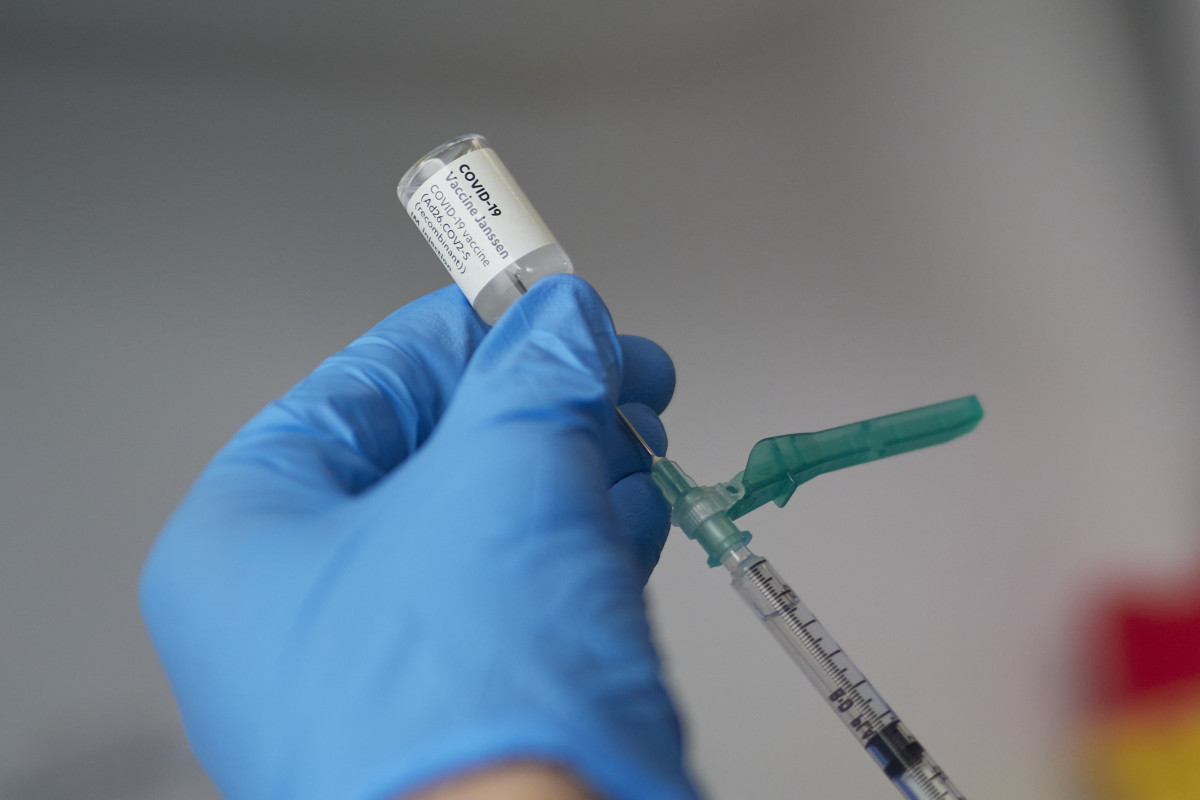 Arxiu - Una professional sanitària sosté un vial amb la vacuna de Janssen contra el Covid-19.