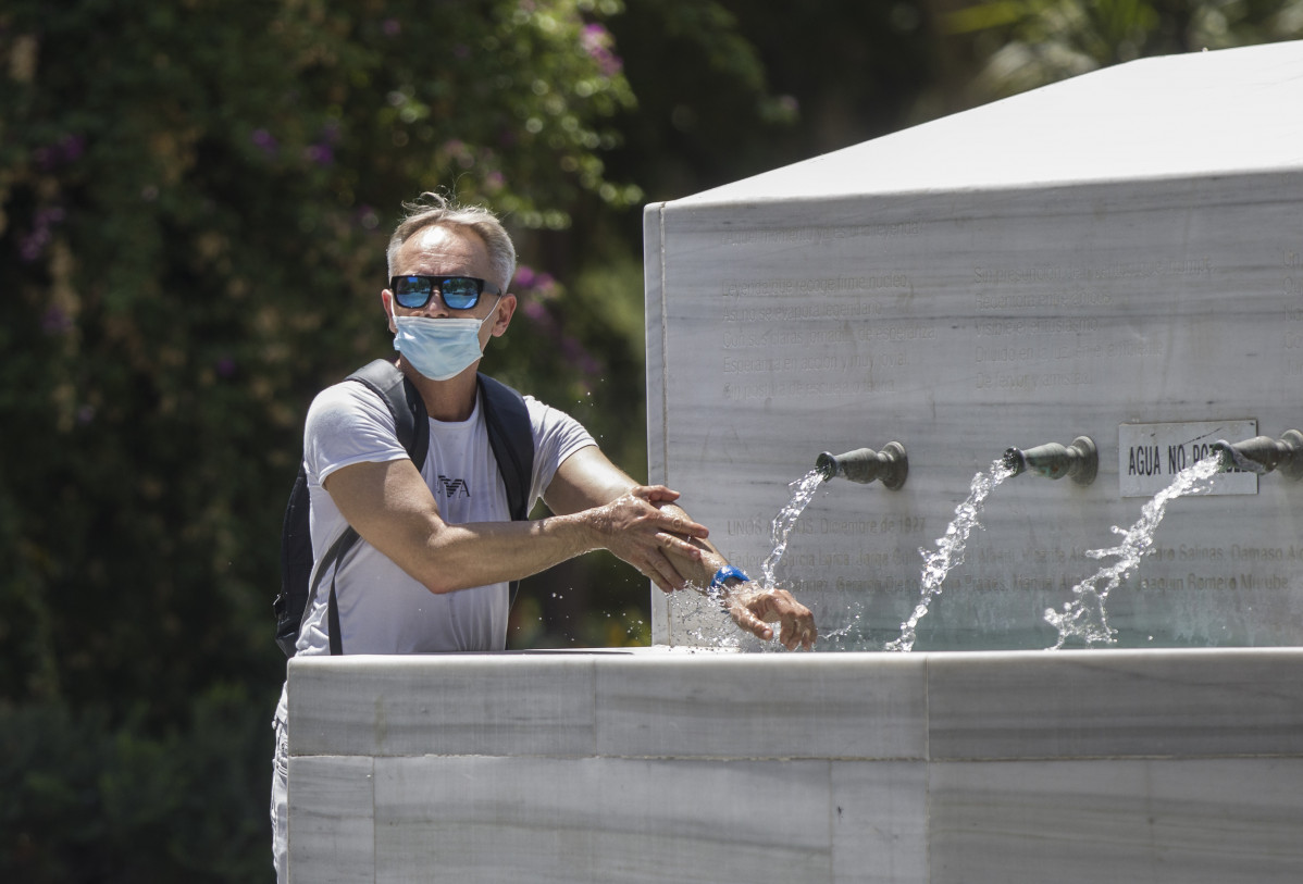 Arxiu - Un home es refresca en una font durant l'onada de calor africana que ha arribat aquest dijous a Espanya. A Sevilla (Andalusia, Espanya), a 30 de juliol de 2020.