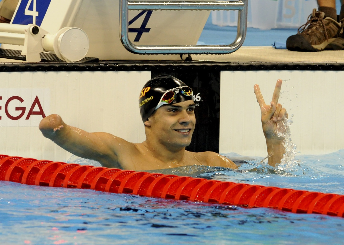 Arxiu - Oscar Salguero, després de guanyar l'or en la prova de 100 m braça de Rio
