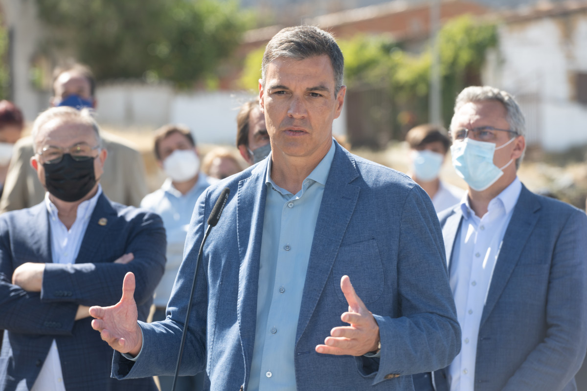 El president de Govern, Pedro Sánchez, durant una visita a les zones afectades per l'incendi d'Àvila, a 22 d'agost de 2021, en Sotalbo, Àvila, Castella i Lleó (Espanya).