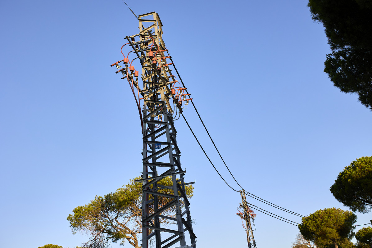 Una central elèctrica, a 21 d'agost de 2021, a Madrid (Espanya). El preu mitjà diari de l'electricitat al mercat majorista caurà aquest diumenge un 8,74%, de manera que descendeix per segona jornada consecutiva, tot i que es mantindrà per sobre dels 1