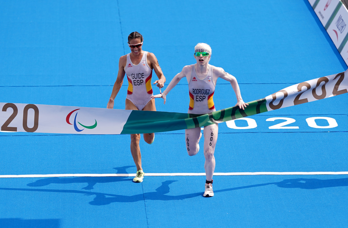 Susana Rodríguez i Sara Loehr creuen la meta de l'triatló dels Jocs Paralímpics de Tòquio