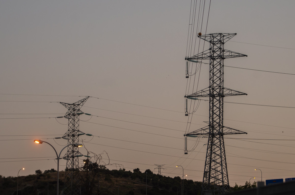 Arxiu - Torres de tensió el dia en què el preu de la llum arriba a un màxim històric, a 20 de juliol de 2021.