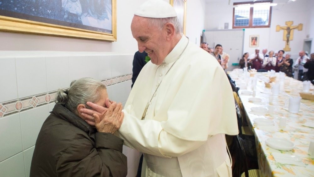 El Papa Francisco durant un dinar amb persones pobres de Roma.