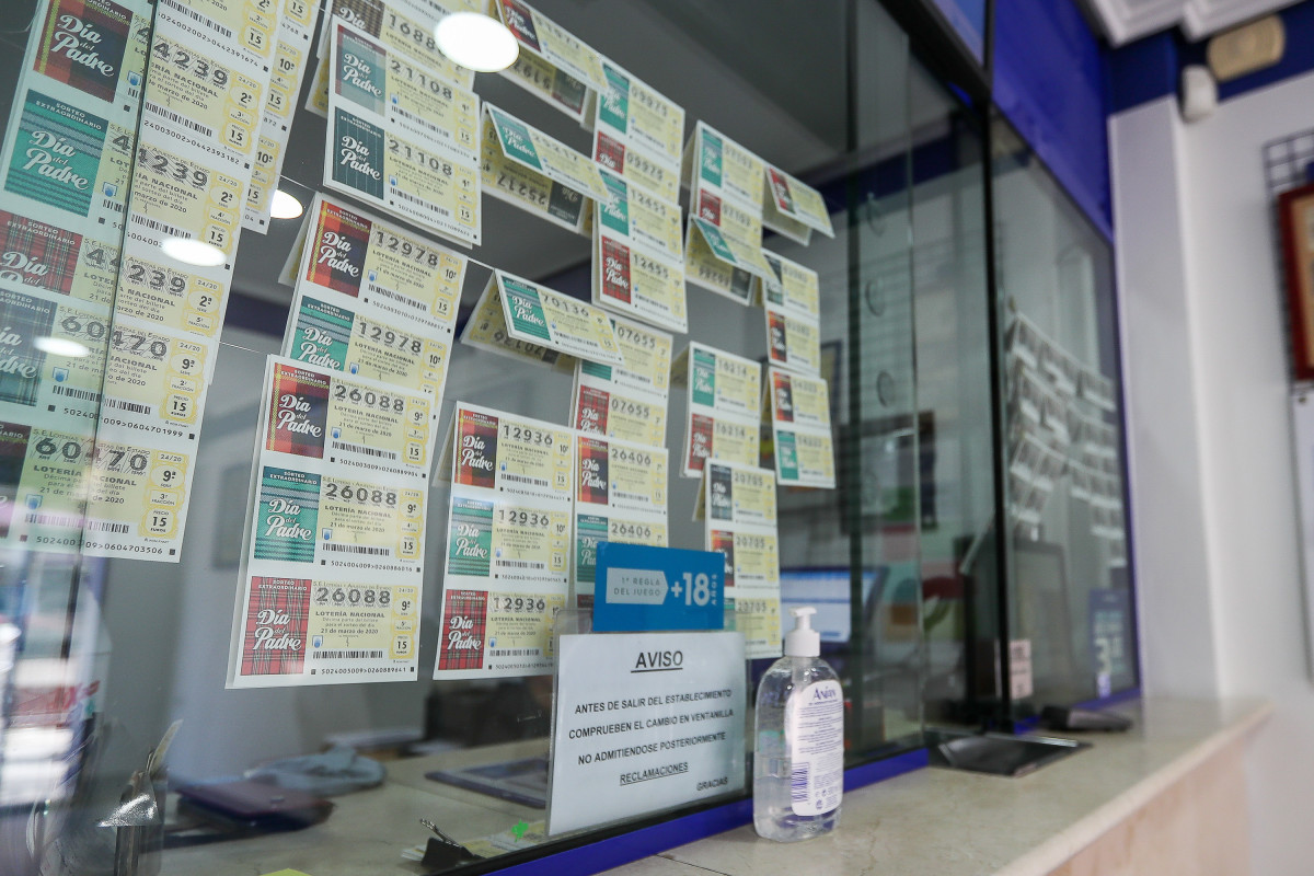 Arxiu - Gel desinfectant a l'interior d'una Administració de Loteria a Manises