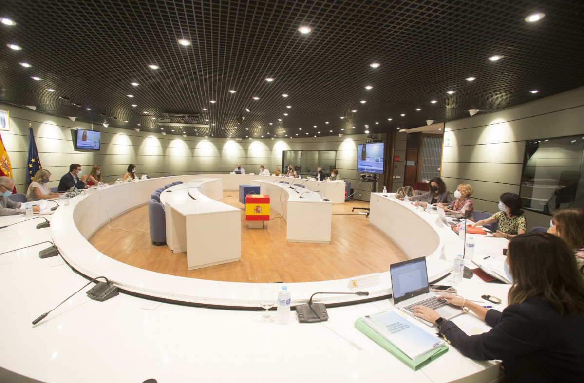 Representants de Treball, CCOO, UGT, CEOE i Cepime reunits aquest dimecres per abordar la pujada de l'SMI.