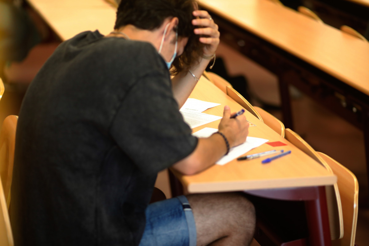 Arxiu - Un estudiant durant la convocatòria extraordinària de l'Avaluació de l'Batxillerat per a l'Accés a la Universitat (EBAU) aquest mes de juliol de 2021 a Madrid