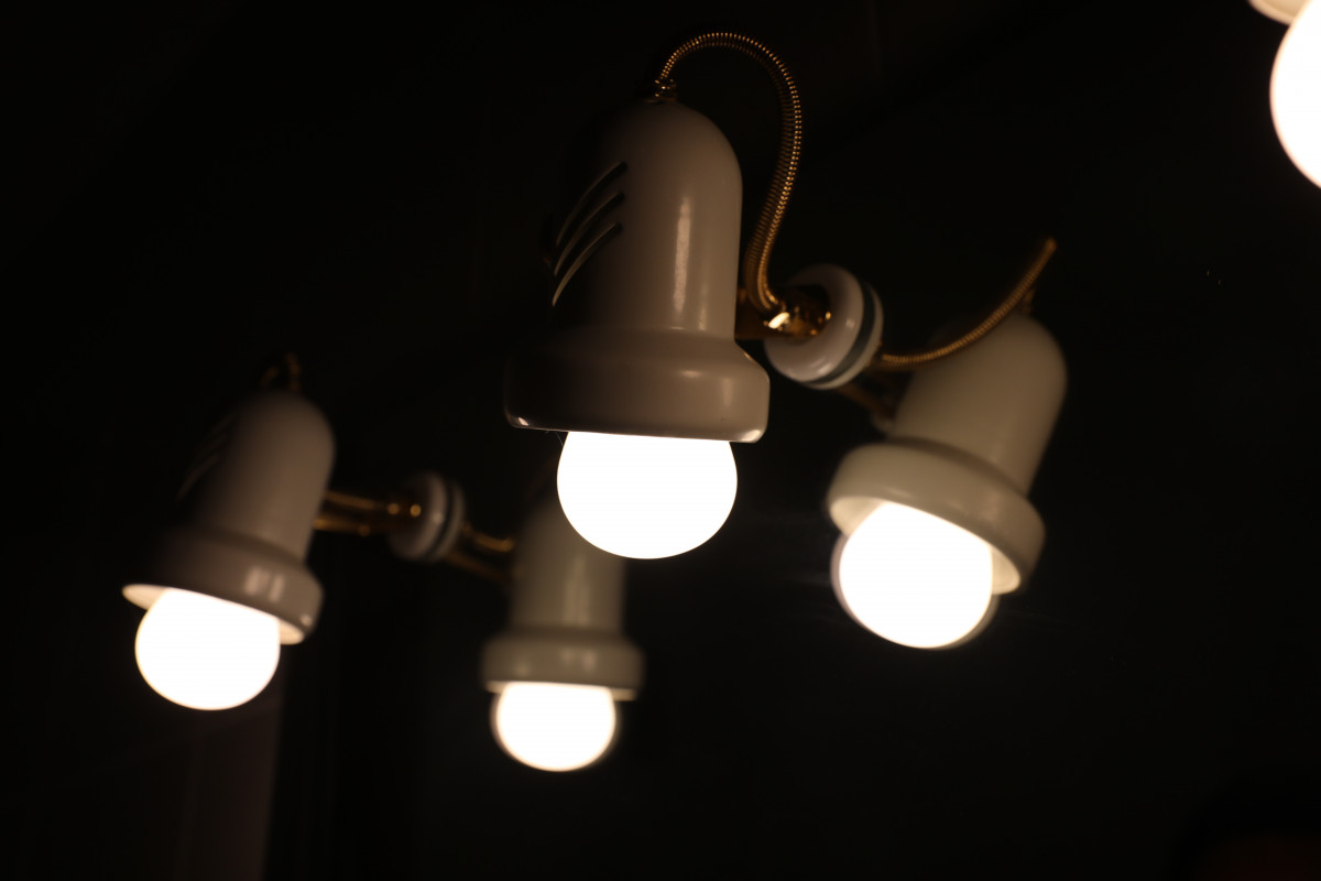 Bombetes, electricitat, llum