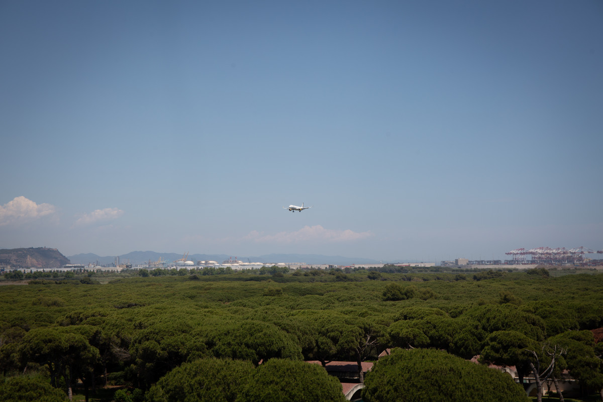 Arxiu - Un avió vola a prop de l'espai protegit natural de la Ricarda, a 9 de juny de 2021, al Prat de Llobregat, Barcelona, Catalunya (España)