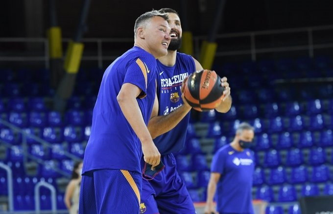L'entrenador de Barça, Sarunas Jasikevicius, i el jugador Nikola Mirotic en un entrenament de l'equip blaugrana