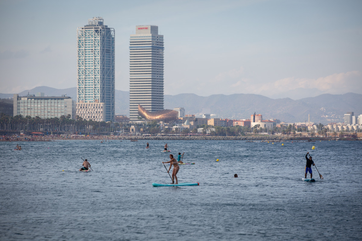 EuropaPress 3873540 diverses persones practiquen paddle surf platja barceloneta agost 2021