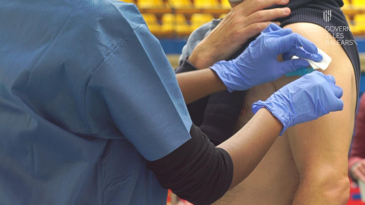 Arxiu - Un sanitari administra una vacuna de la COVID-19 a Balears.