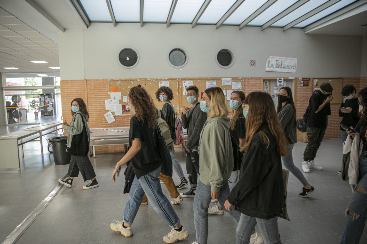 Arxiu - Un grup d'estudiants als passadissos de la facultat de Comunicació de la Universitat de Sevilla, durant l'inici de les classes de forma esglaonada. A Sevilla, (Andalusia, Espanya), a 5 octubre 2020.