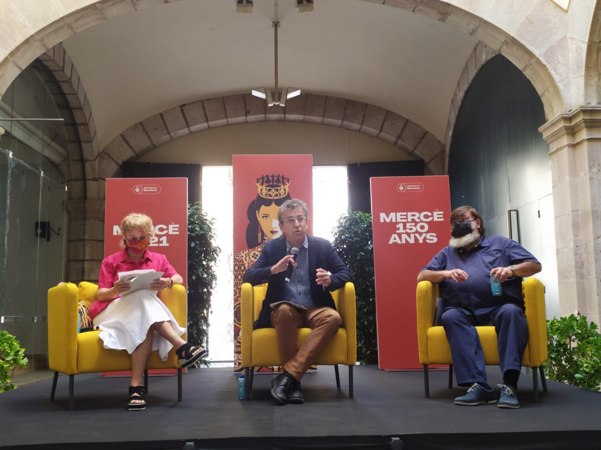 El teniente de alcalde, Jordi Martí, durante la presentación de la programación del MAC y los actos de cultura popular, acompañado de la directora artística del MAC, Marta Almirall, y el director de los actos tradicionales de la Mercè, Xavier Cordomí.