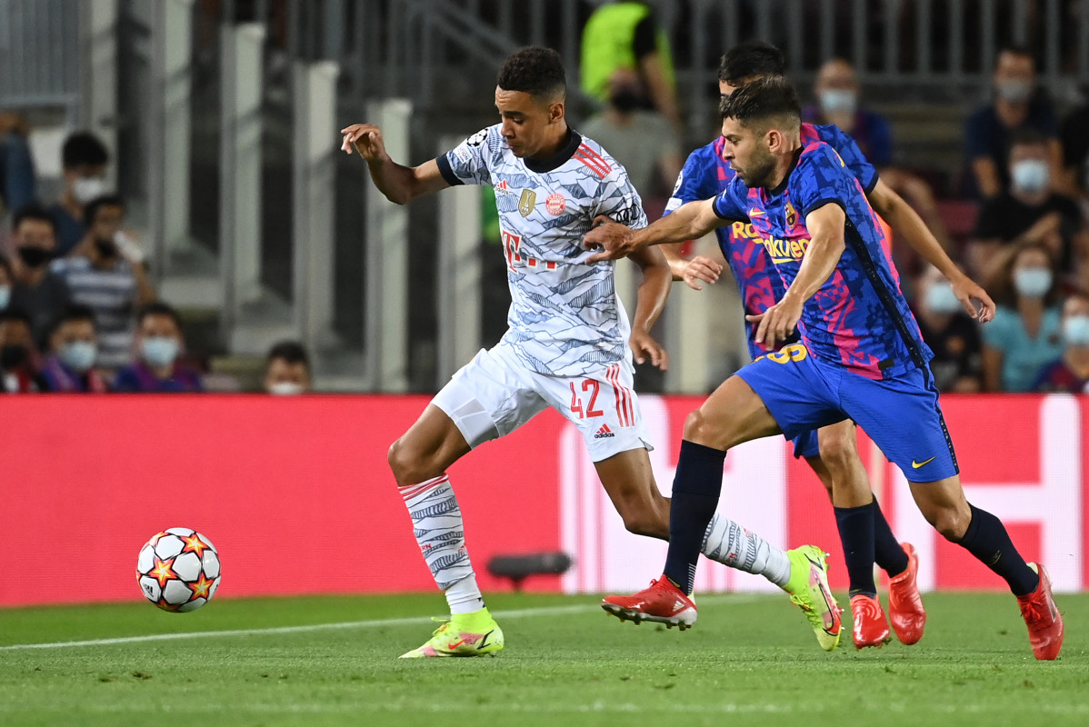 Jordi Alba persegueix Musiala en una jugada de l'FC Barcelona-Bayern Munic de la Lliga de Campions 2021-2022
