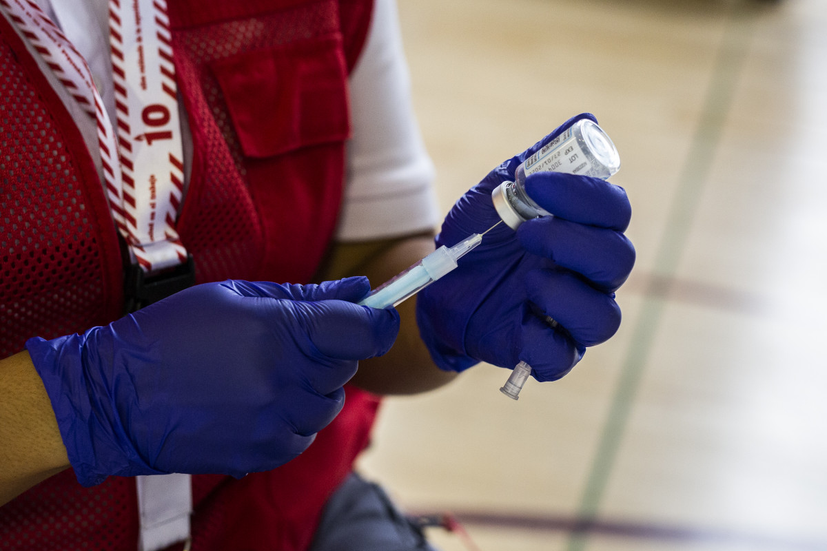 Una voluntària de Creu Roja prepara una dosi de la vacuna de Moderna contra la Covid-19
