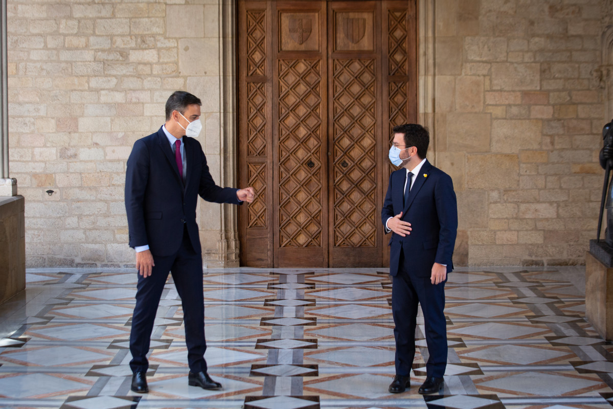 El president de Govern, Pedro Sánchez (i), i el de la Generalitat, Pere Aragonès (d), a l'arribar per a la reunió al Palau de la Generalitat