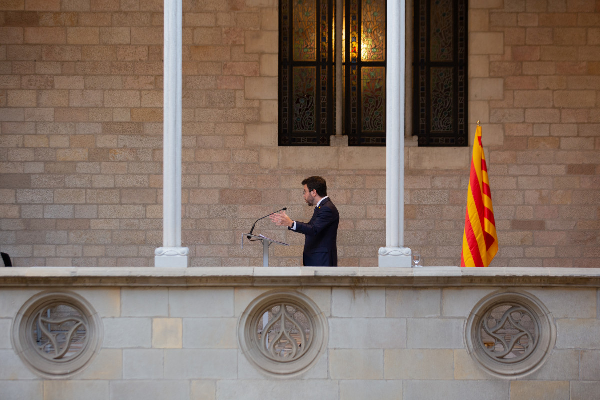 El president de Govern, Pedro Sánchez (i), i el de la Generalitat, Pere Aragonès (d), es reuneixen al Palau de la Generalitat abans que se celebri la segona reunió de la taula de diàleg entre el Govern central i el Govern català, a 15 de sept