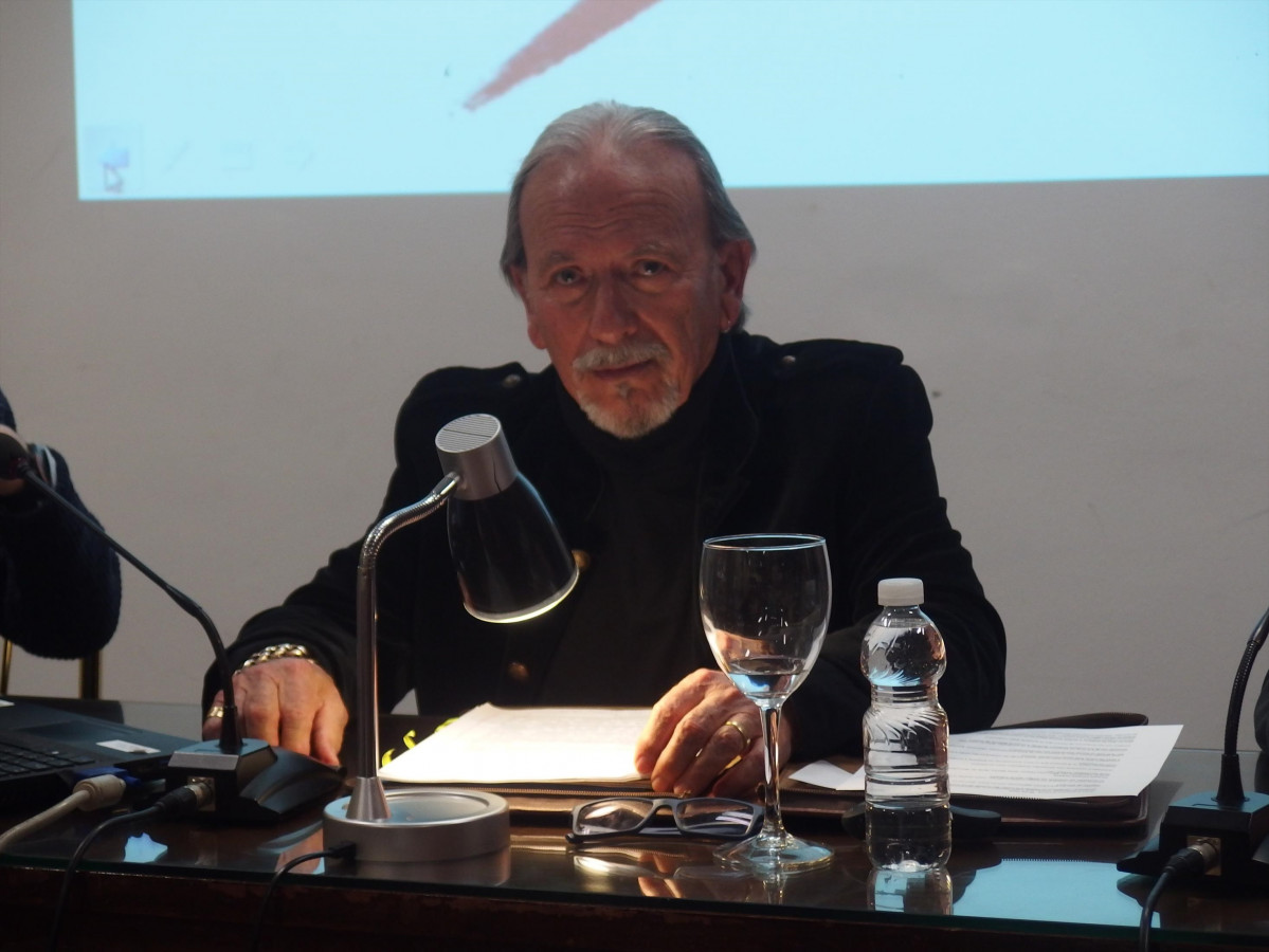 El pintor Àlex Alemany en una imatge d'arxiu durant una conferència a l'Ateneu Mercantil de València