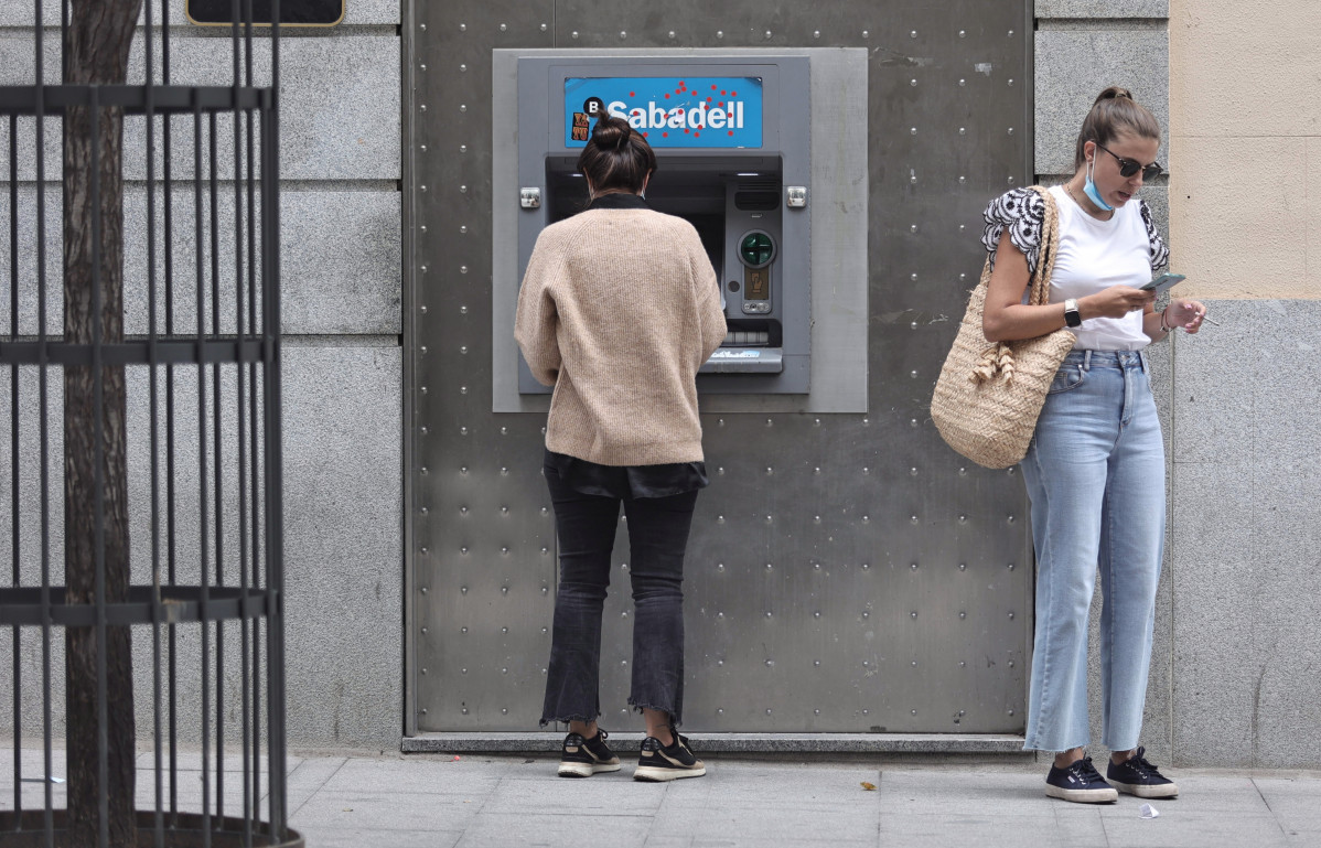 Una dona al caixer de Banc Sabadell, a 2 de setembre de 2021, a Madrid (Espanya). Banc Sabadell ha proposat als sindicats un pla d'ajust de la seva plantilla que contempla l'acomiadament de 1.9