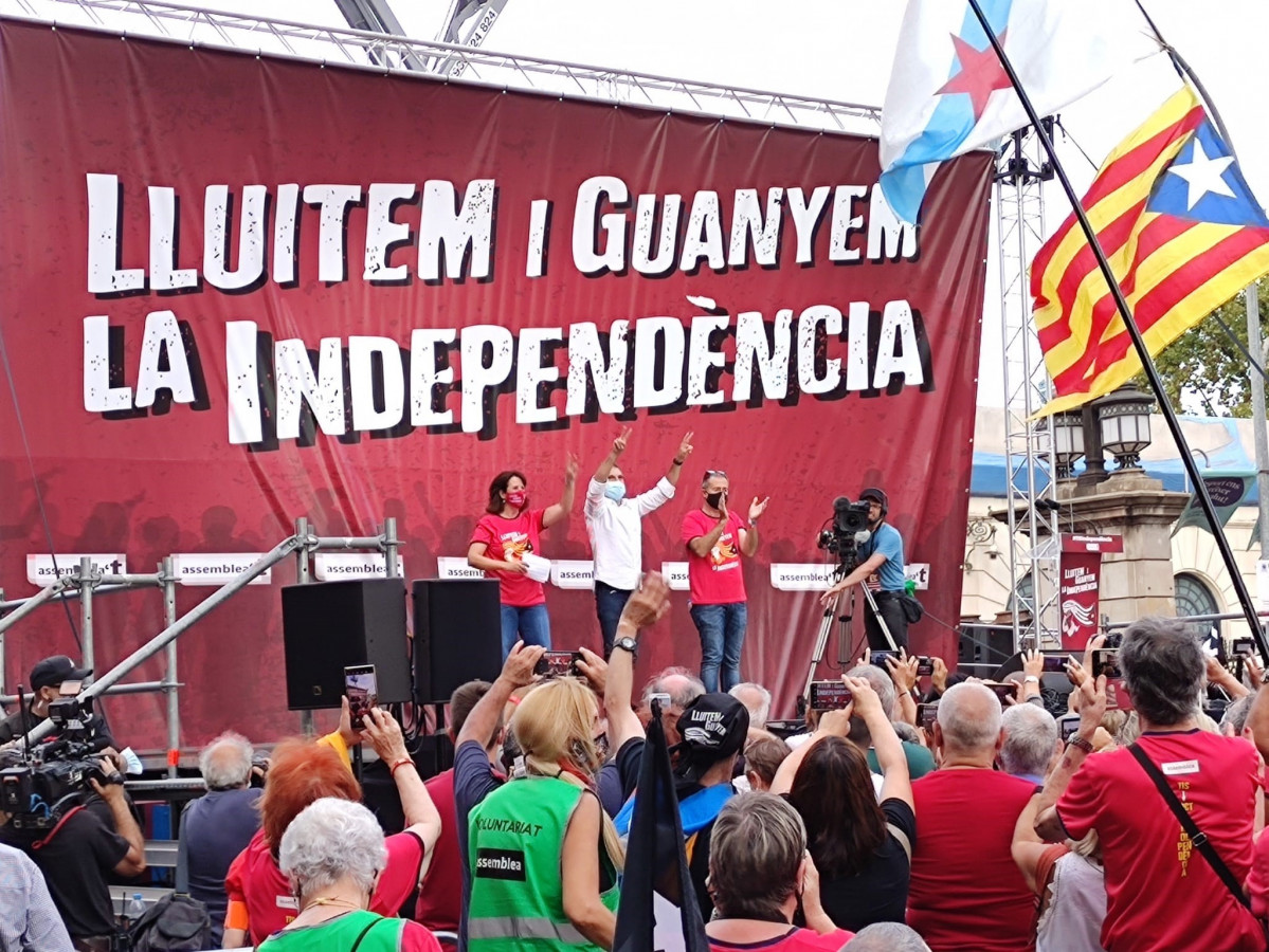 Elisenda Paluzie (ANC), Jordi Cuixart (Òmnium Cultural) y Jordi Gaseni (AMI) intervienen en el acto tras la manifestación de la Diada en Barcelona