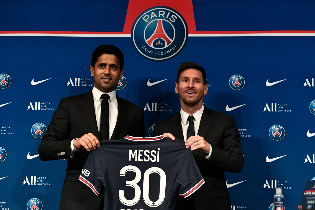 Leo Messi, al costat de Nasser Al-Khelaïfi amb la samarreta amb el número 30 que portarà al PSG