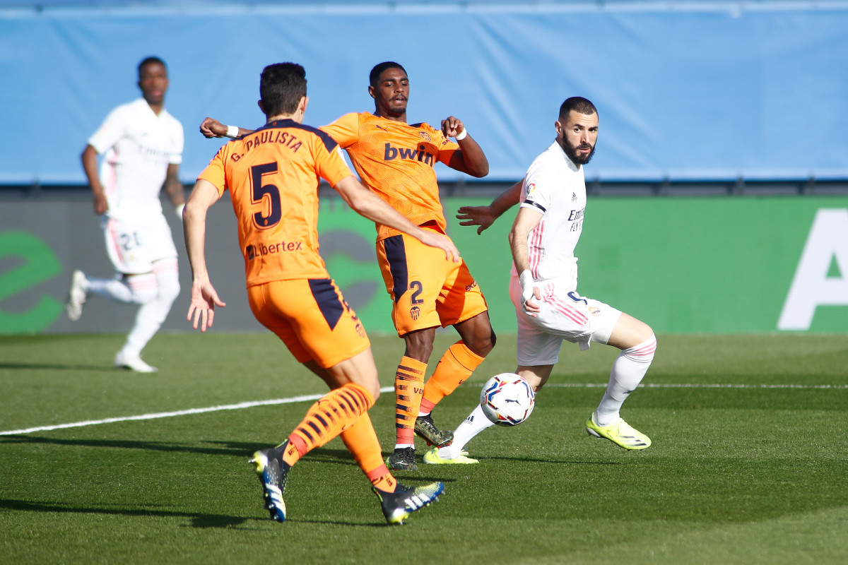 Arxiu - Karim Benzema davant Gabriel Paulista i Thierry Correia al Reial Madrid-València de la temporada passada