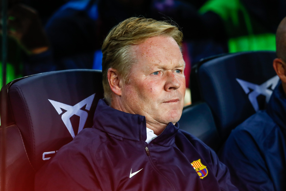 Ronald Koeman assegut a la banqueta de Camp Nou durant el FC Barcelona-Granada
