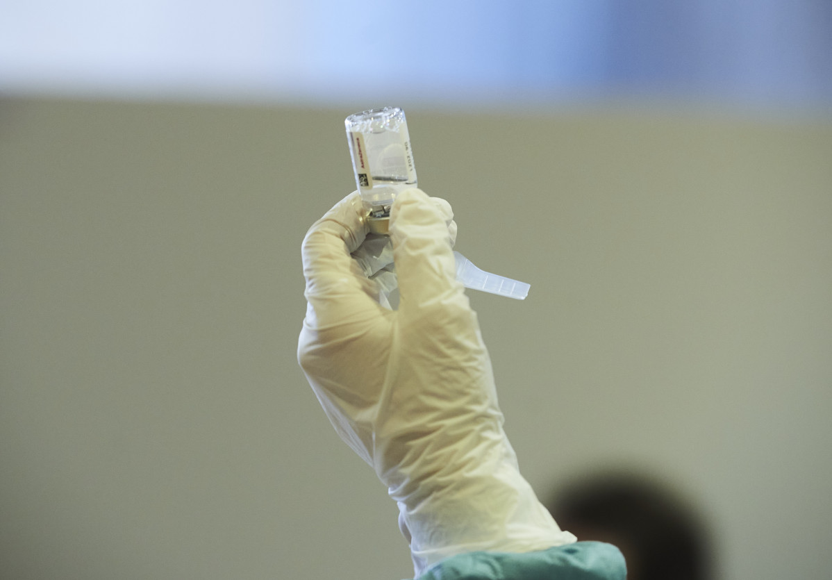 Arxiu - Una professional sanitària sosté un vial amb la vacuna contra la Covid