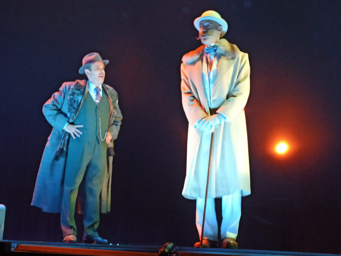 Teatro.Un tren sobre l'escenari de l'Comtal