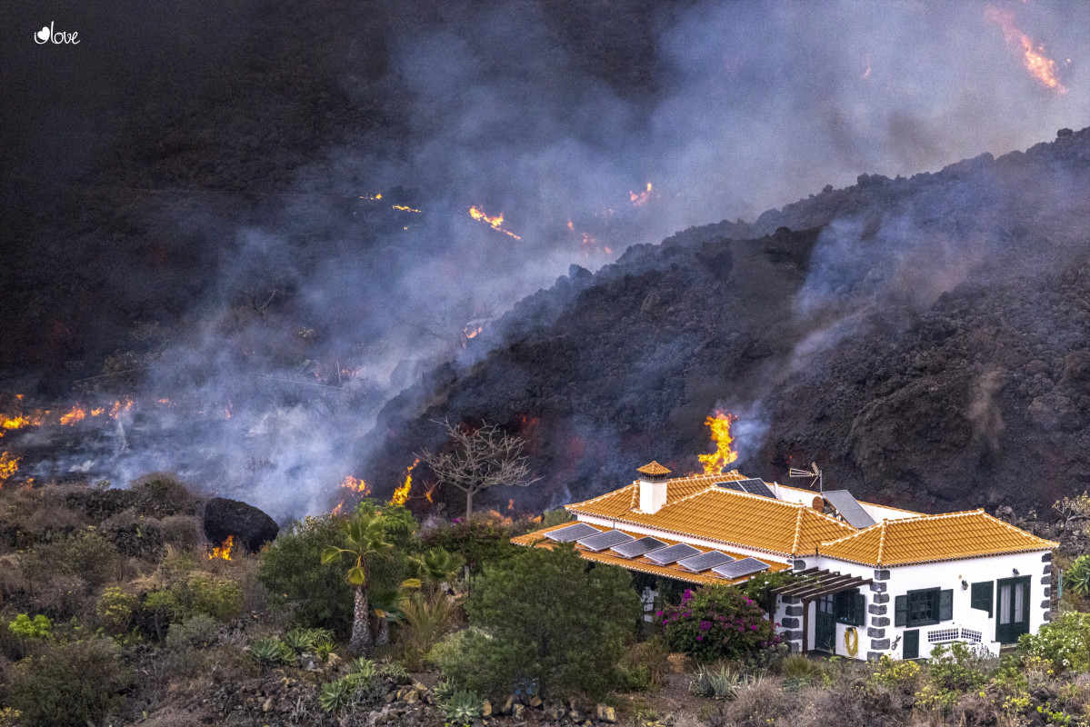 Una casa al mig de la lava d'el volcà de la Palma queda fora de perill de ser destrossada per la lava a la zona del Paradís, La Palma, a 21 de setembre de 2021