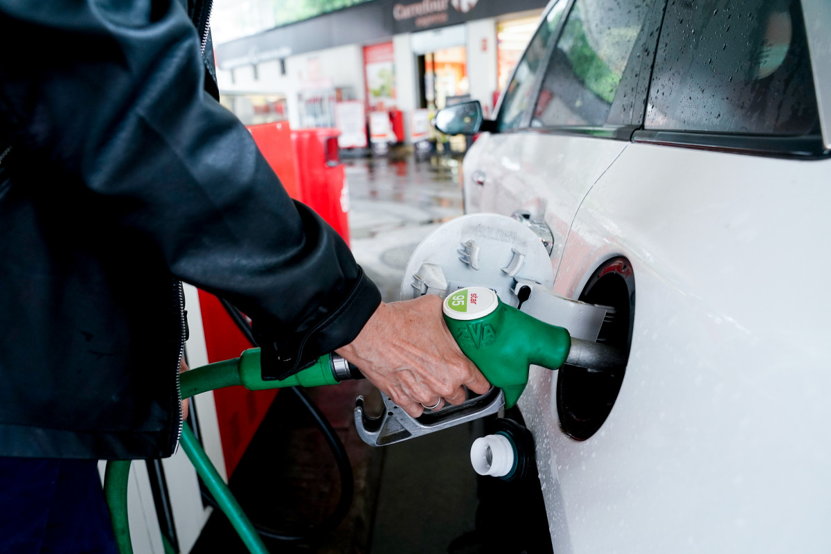 Arxiu - Una dona posa benzina al seu vehicle en una benzinera, el 17 de juny, a Madrid, (Espanya).