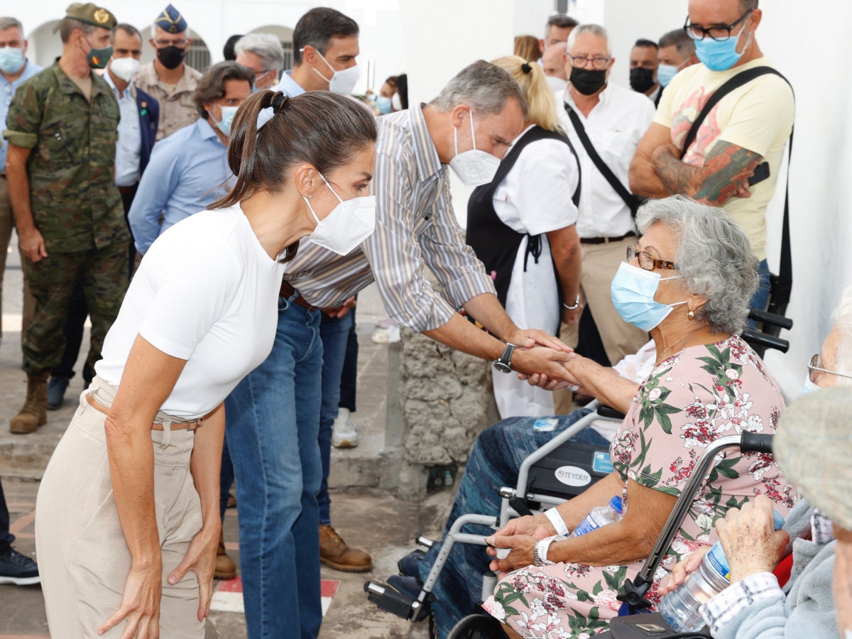 Els Reis, Felip i Letizia, arriben a La Palma i es bolquen amb els afectats