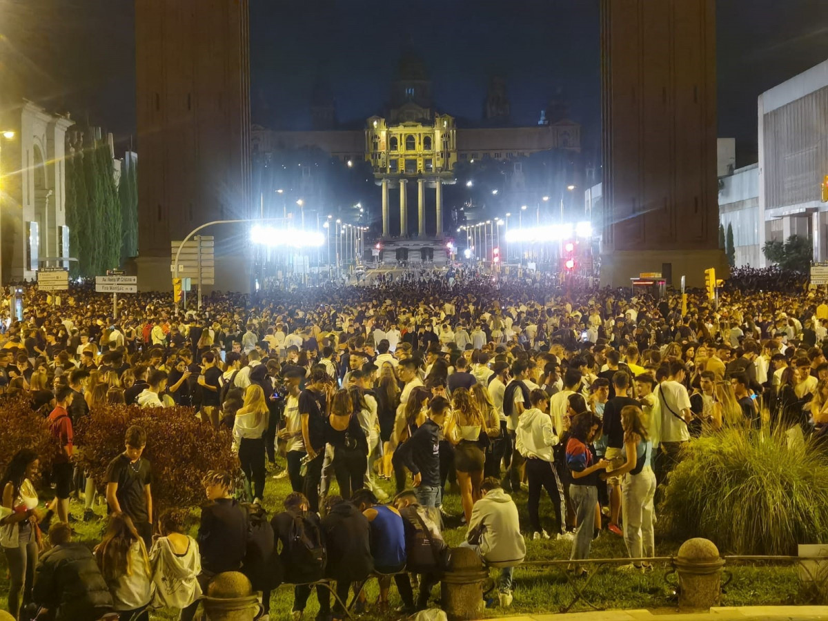 Miles de jóvenes celebran un botellón en la avenida Maria Cristina de Barcelona