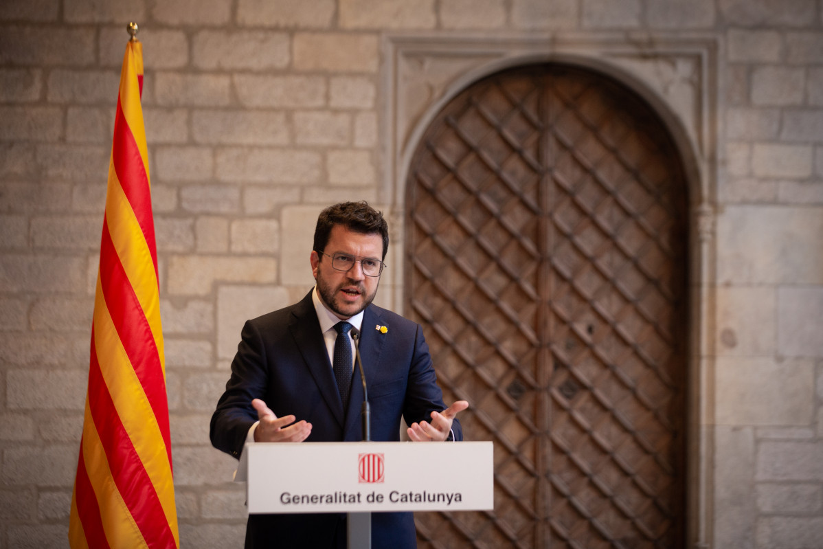 El president de Govern, Pedro Sánchez (i), i el de la Generalitat, Pere Aragonès (d), es reuneixen al Palau de la Generalitat abans que se celebri la segona reunió de la taula de diàleg entre el Govern central i el Govern català, a 15 de sept