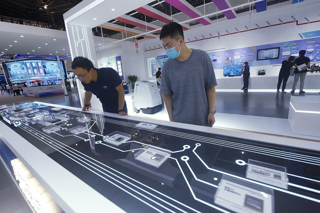 Xina s Homegrown AI xips are on display at the 2021 World Artificial Intelligence Conference in Xangai, July 7, 2021. [Photo / VCG]