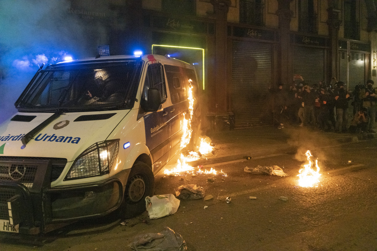 Archivo - Disturbios y destrozos tras la manifestación en defensa de la libertad de Pablo Hasél y los derechos sociales tras 12 días de protestas, en Barcelona (España), a 27 de febrero de 2021. La protesta ha sido convocada por Arran, la CUP, Endavant, e