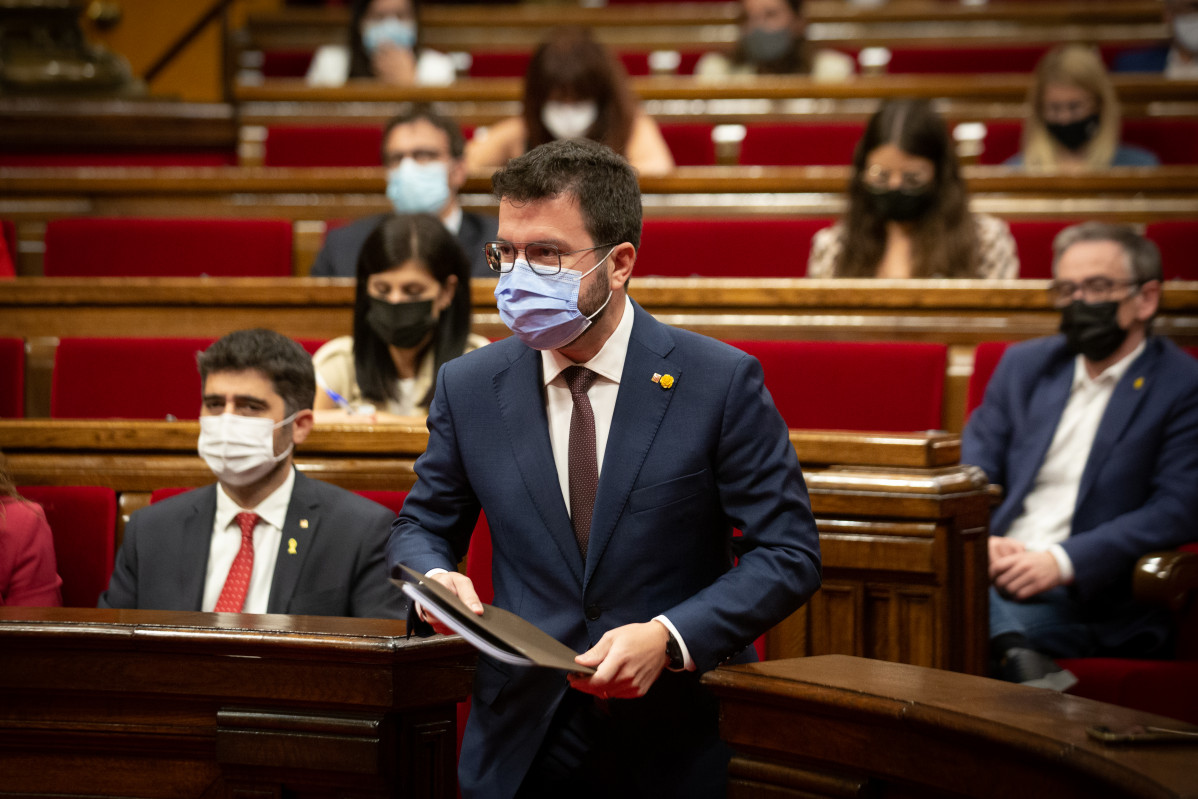 El vicepresidente de la Generalitat, Jordi Puigneró (i) y el president de la Generalitat, Pere Aragonès (d), en un debate de Política General (DPG), en el Parlament de Catalunya, a 28 de septiembre de 2021, en Barcelona, Cataluña (España). En esta sesión