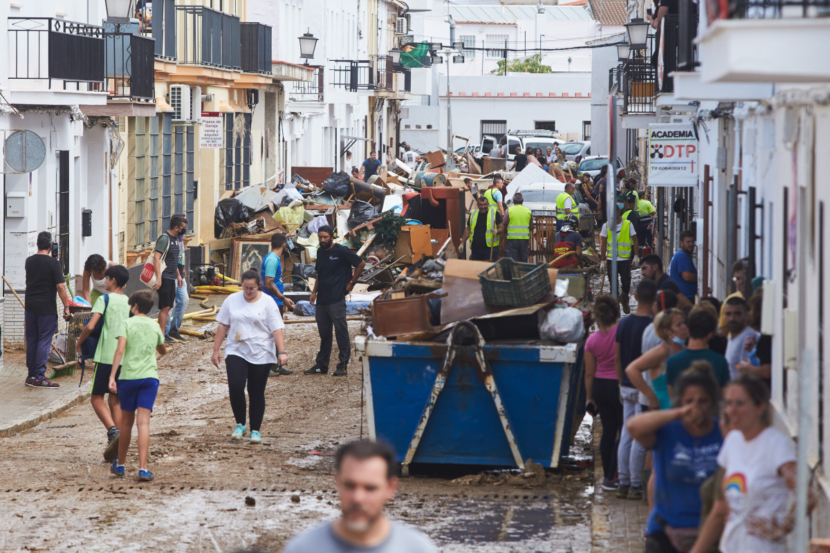 Tasques de neteja als carrers de la vila a l'endemà de l'temporal de pluja que va patir la província d'Huelva a 24 de setembre 2021 a Lepe (Huelva, Andalusia) .El temporal de pluges registrat aquest dijous ha provocat greus inundacions a ce