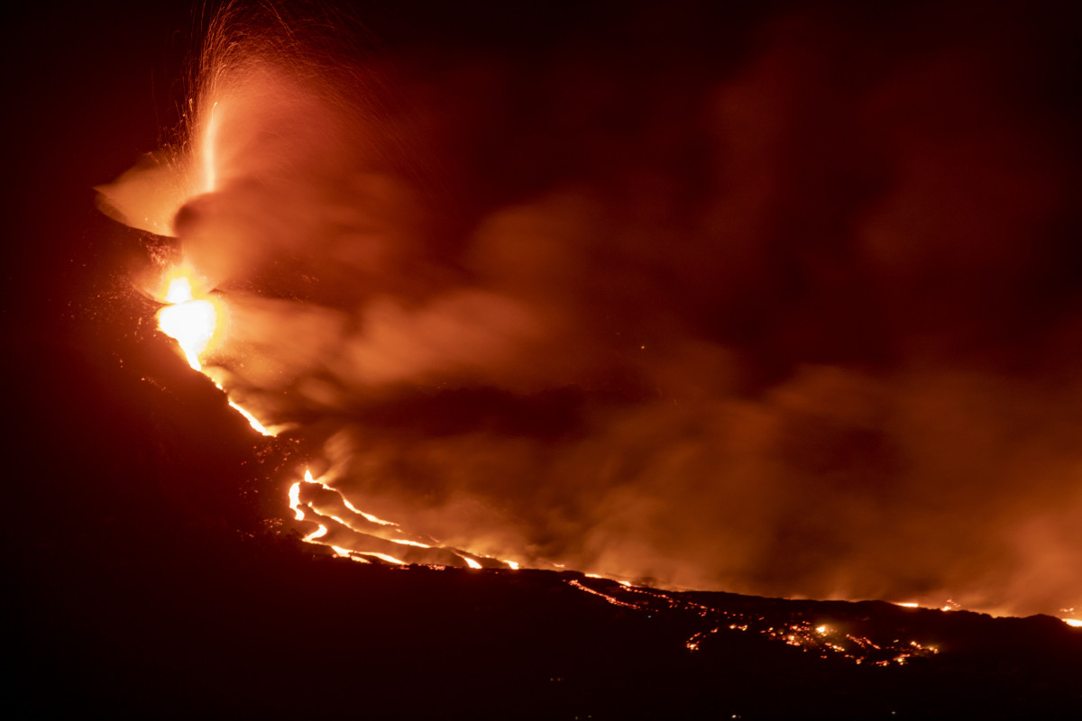 Península a la costa de l'illa del Palmell, creada com a resultat de l'arribada de la colada de lava de el volcà de Cim Vell a la mar, a 29 de setembre de 2021, a La Palma, Illes Canàries (Esp