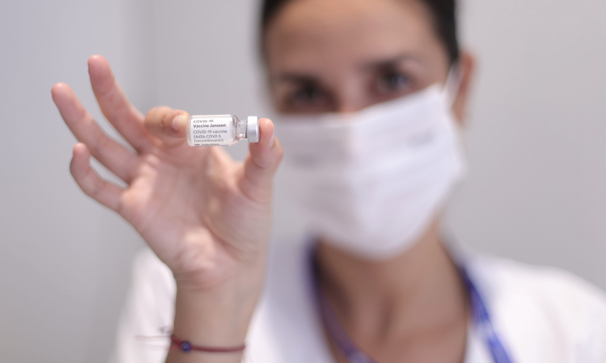 Arxiu - Una sanitària subjecta una dosi de Janssen contra la Covid-19