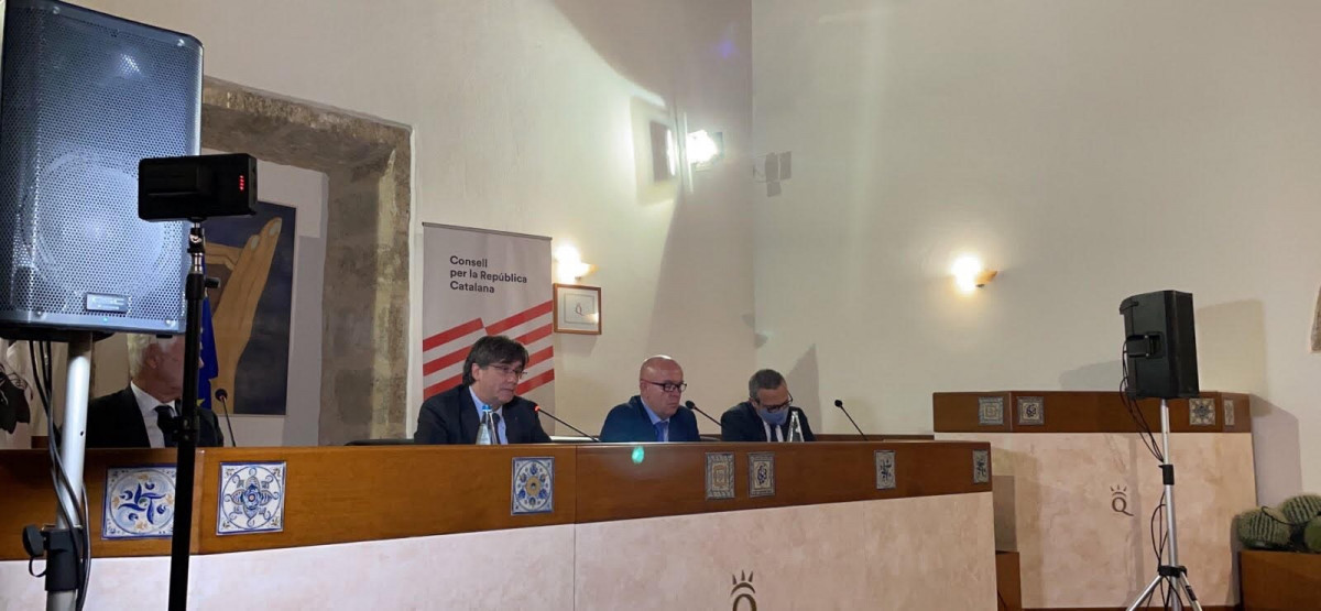 El expresidente de la Generalitat Carles Puigdemont con los abogados Gonzalo Boye y Agostinangelo Marra