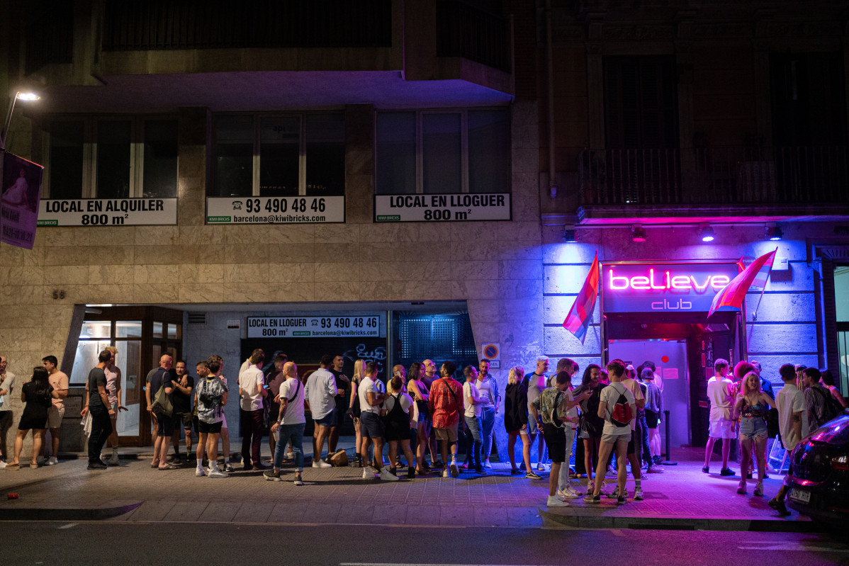 Arxiu - Arxiu - Un grup de joves fa qua per entrar a una discoteca de Barcelona