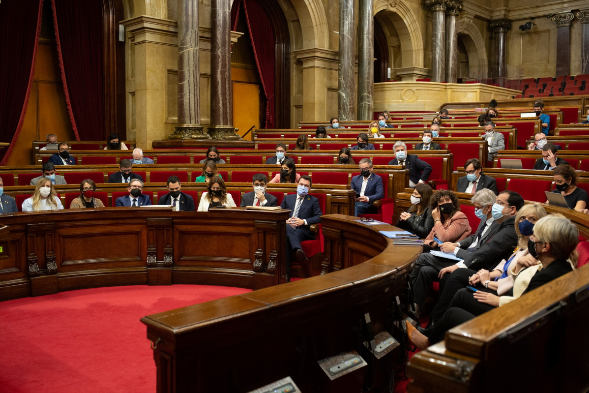 Vista general de la segona sessió de Ple al Parlament de Catalunya, a 6 d'octubre de 2021, a Barcelona, Catalunya (Espanya). Durant aquesta sessió de control, el Govern de la Generalitat respon a qüestions relacionades amb l'ampliació aeroport