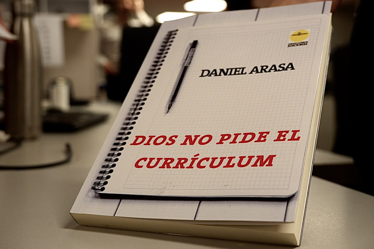 Portada de el llibre 'Déu no demana el currículum' de l'periodista i professor Daniel Arasa