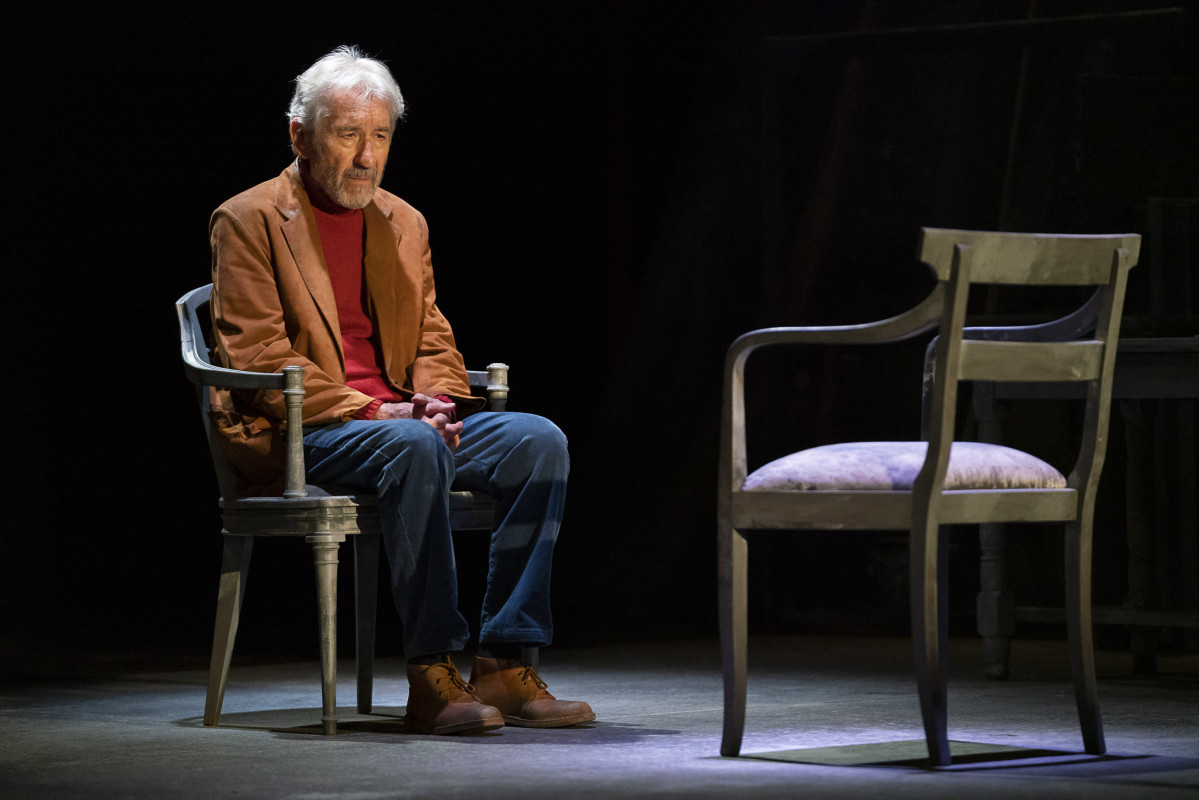 Teatro.Seu00f1ora de vermell sobre fons gris.Foto Pau Sarompas