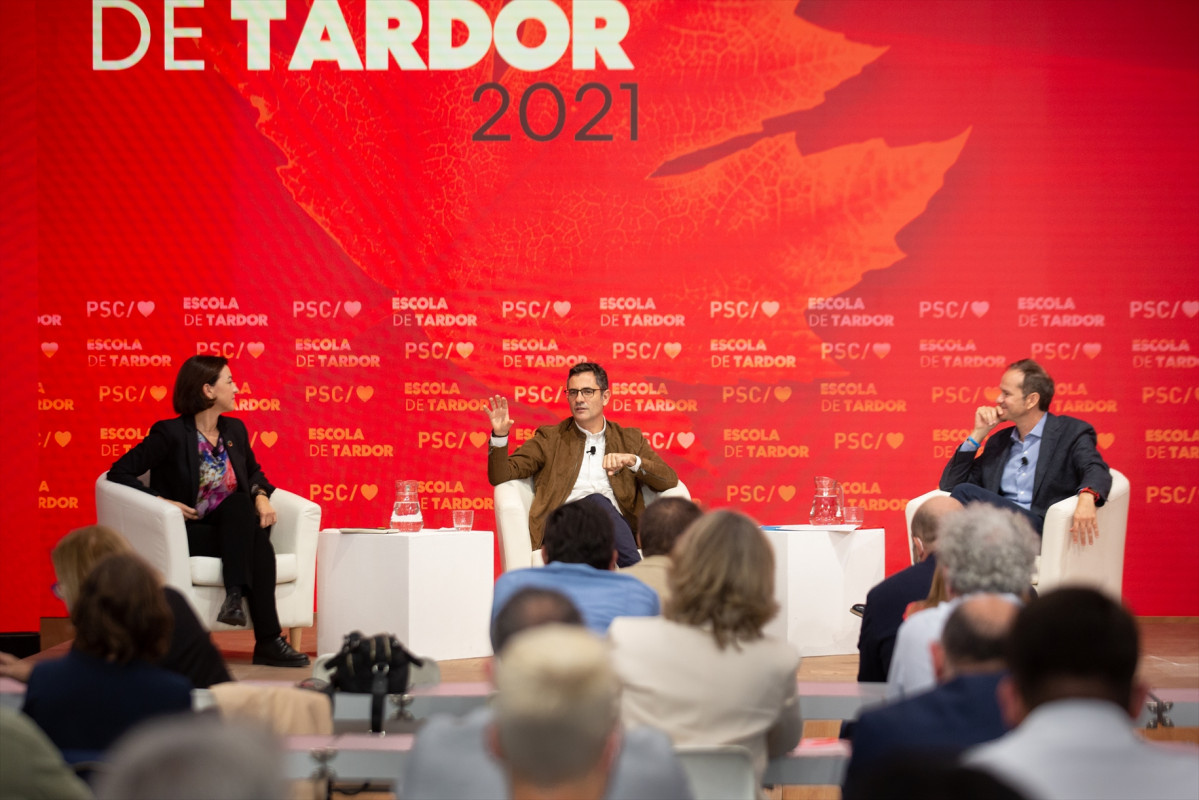 (I-D) La nova portaveu de l'PSOE al Senat i exportaveu de l'PSC al Parlament, Eva Granados; el ministre de la Presidència, Félix Bolaños i l'exsenador de PSC, Manel de la Vega, en la inauguració de l'Escola de Tardor de PSC, a 8 d'octubre de 2