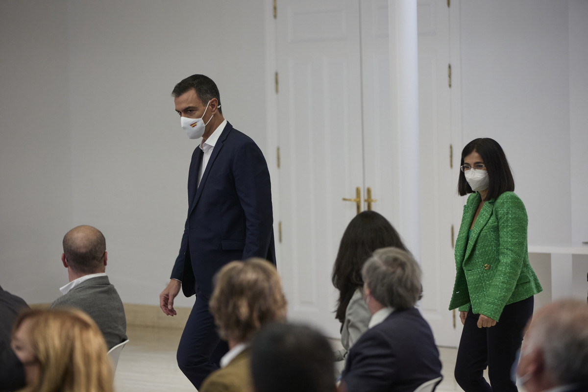 La ministra de Sanitat, Carolina Darias (d) i el president de Govern, Pedro Sánchez (i), arriben a l'acte institucional 'Salut Mental i COVID-19', al Palau de la Moncloa, a 9 d'octubre de 2021, en Madrid (Espanya). El Palau de la Moncloa acull és