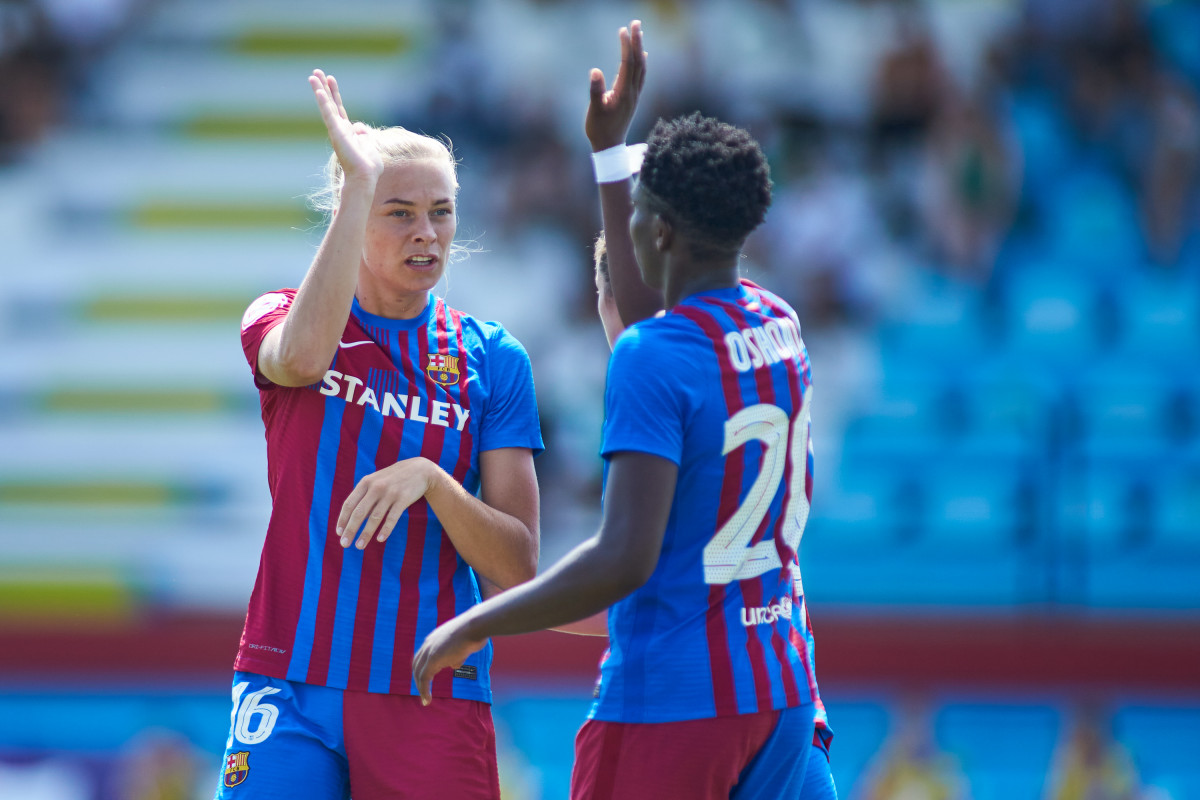 Oshoala celebra al costat de Crnogorcevic un gol de l'FC Barcelona Femení