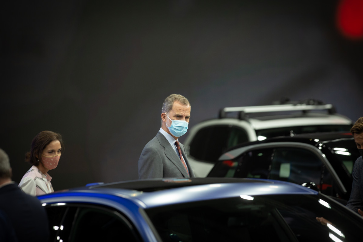 La ministra de Industria, Comercio y Turismo y el Rey Felipe VI, en el Automobile Barcelona